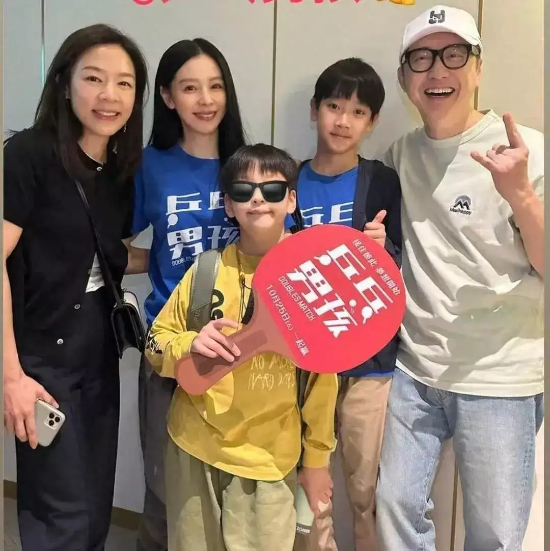 63岁庾澄庆与49岁爱妻张嘉欣助阵徐若瑄的新电影！穿搭在线颜值高春晚爆红后，她洗完澡从23楼一跃而下，临终时说：妈，我好后悔