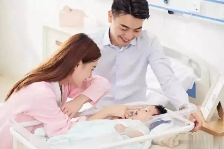 新生儿照护：婆婆与外婆，谁的陪伴更胜一筹？深夜还醒着？问题根源大揭秘！