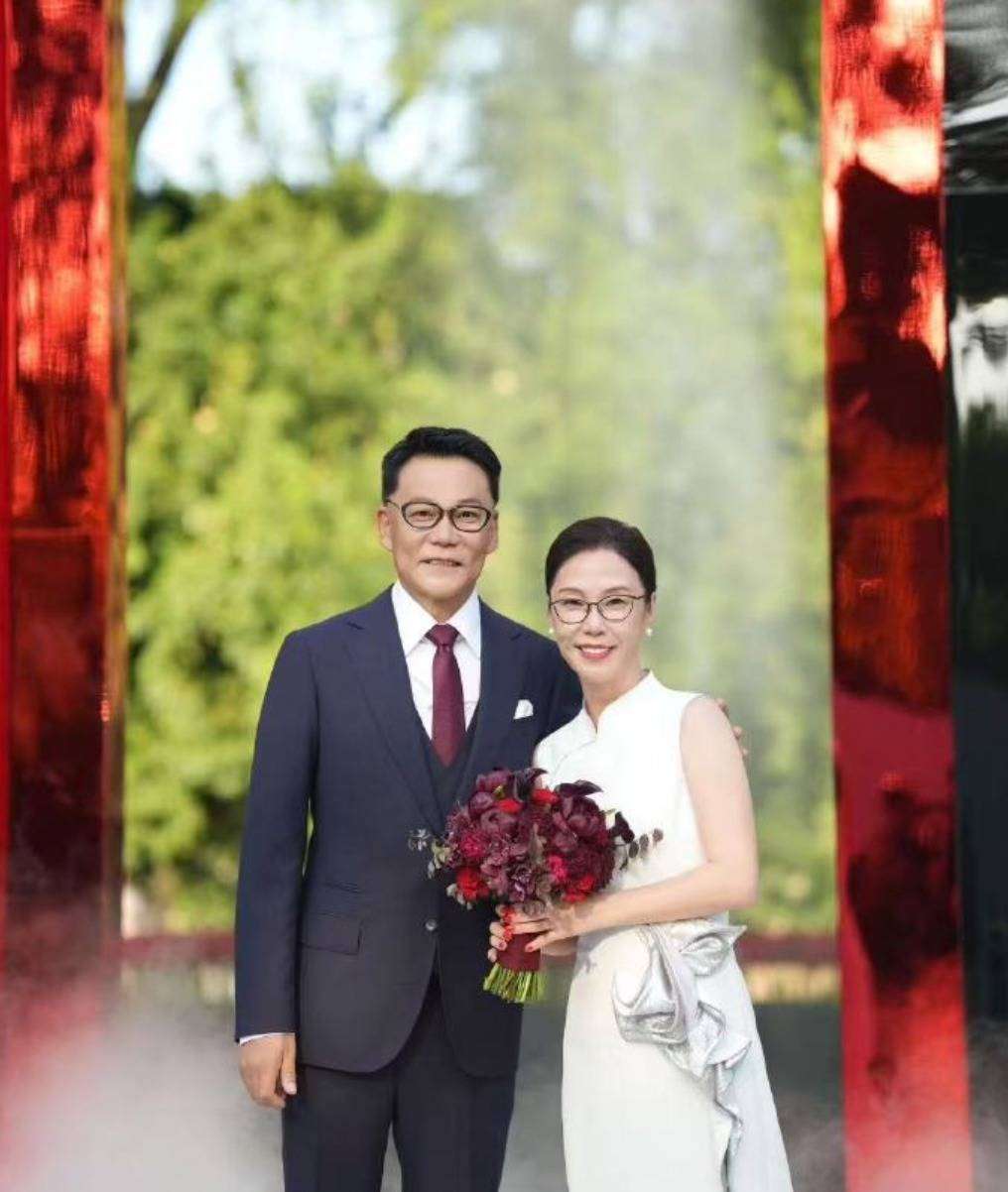 60岁李国庆谈再婚：妻子是北大读书时的“白月光”，承诺买房买车惹怒对方_【快资讯】