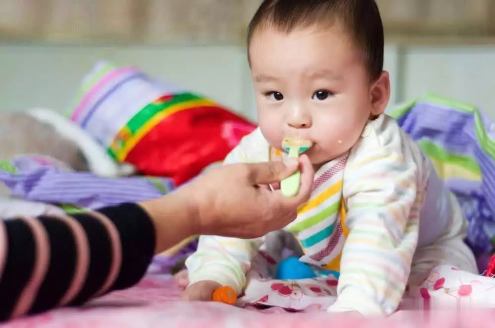 宝宝吃辅食排便不通畅怎么办？5个小方法改善便秘，_什么方法排