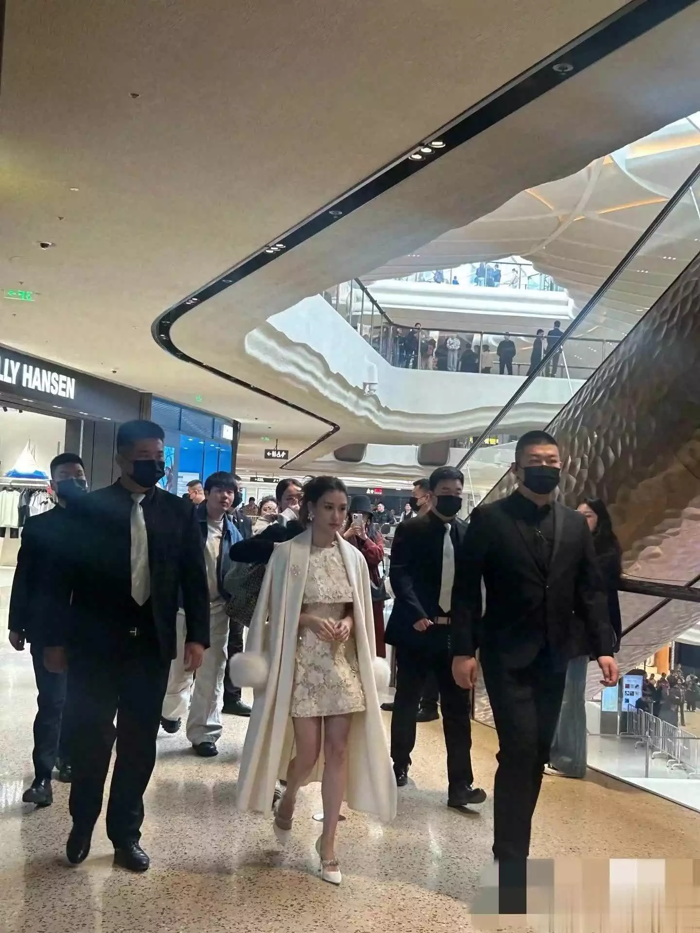 一篇读懂（何超莲专访）何超莲现身西安万象城，超10位保镖护驾，与素人同排超抢眼人闲桂花落，夜静春山空。20句深情唯美诗词：韵味无穷，赏心悦目，