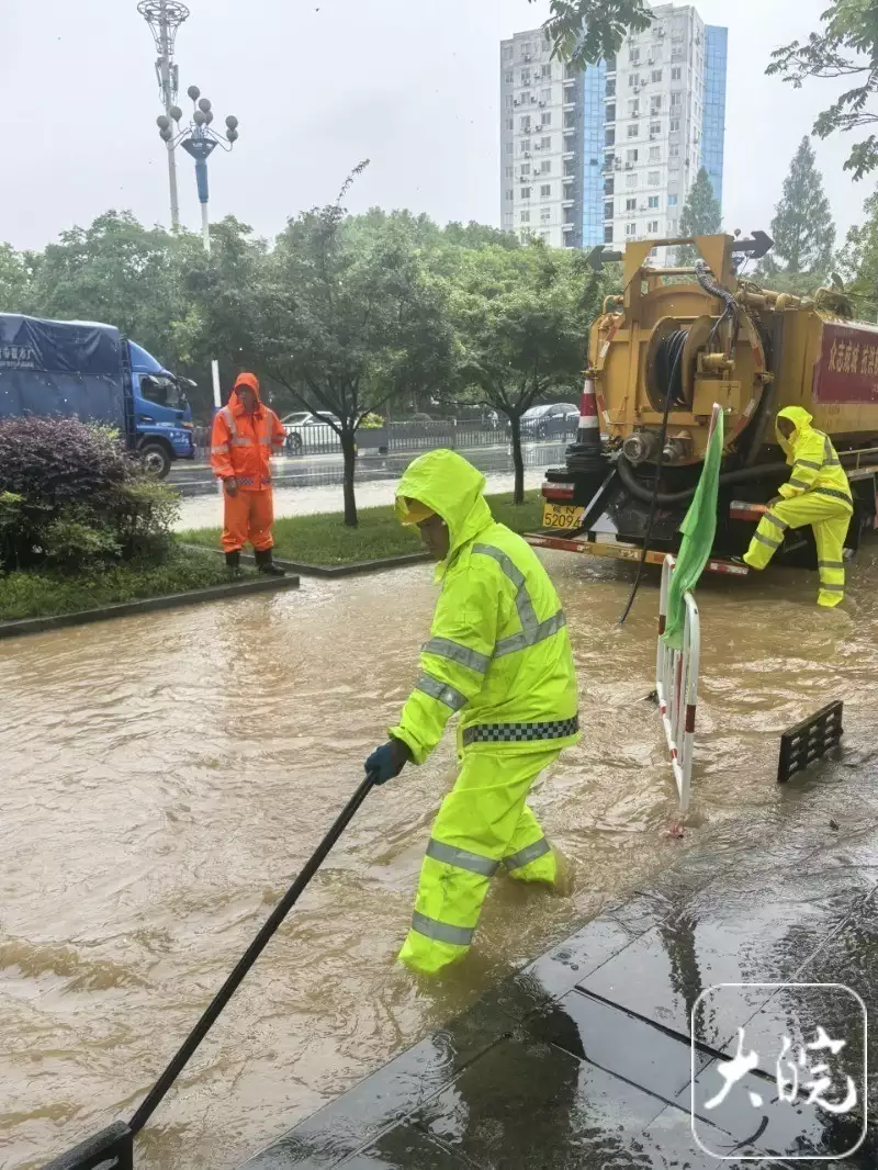 六安防汛救灾队驰援黄山旗帜鲜明支持企业家直播带货(图3) 六安防汛救灾队驰援黄山旗帜鲜明支持企业家直播带货(图3)