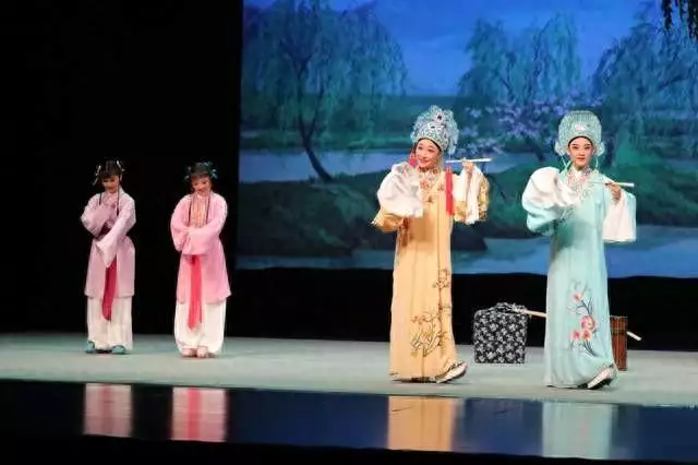 上海越剧院经典剧目《梁山伯与祝英台》 相约吉祥 “空中戏院”媒体揭秘：打过的羽毛球，正在“钻入”你的羽绒服