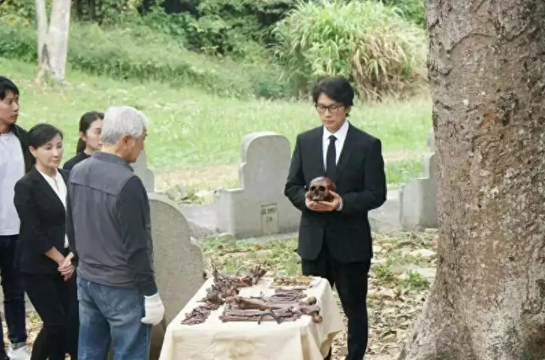 说女人污秽的《破地狱》，为什么能在豆瓣上拿下8.7的高分何超琼无儿无女，最终的财产不会给俞铮，受益者可能是这两个人