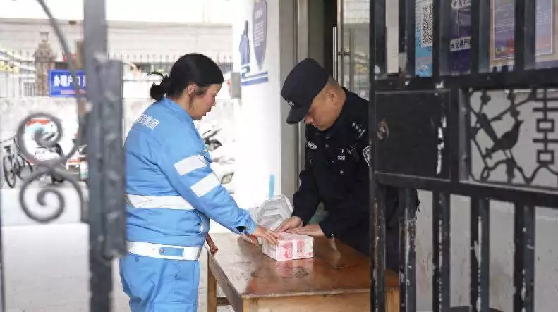 乐平一环卫工人拾金不昧 15万元归还失主