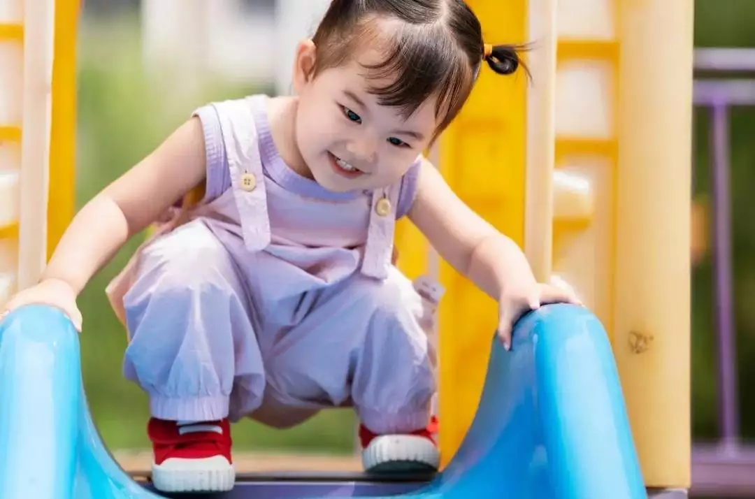 原创（孩子不喜欢玩具对日常用品感兴趣）必看！孩子不爱玩具爱啥？育儿难题大揭秘，这些方法快收藏5位女明星童年照曝光，从小美到大，女神气质与生俱来，儿童玩具，