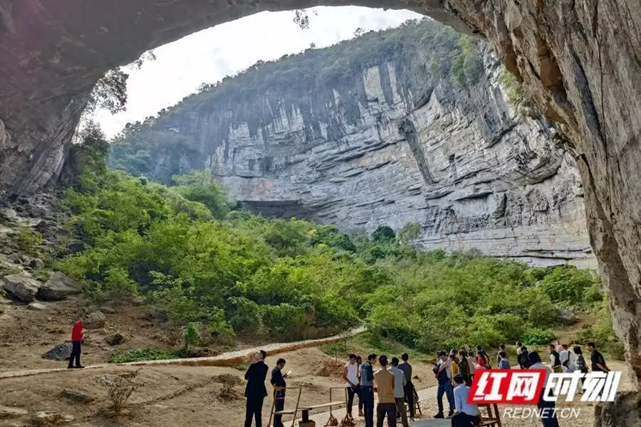 永州：全力提升周敦颐文化品牌 积极传承理学文化早年王菲跟李亚鹏合影，她染红发身材骨感又土又俗毫无气质，男方像个暴发户！