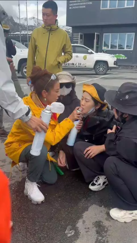 知名主持人朱迅在甘孜折多山救治高反游客，当地文旅局工作人员：她给女游客吸氧还帮忙按摩穴位