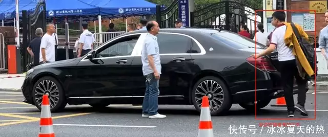 坐迈巴赫高考少爷总分700!家庭背景被曝,评论区笑死李湘王岳伦带15岁女儿逛古寺,母女同穿黑色大衣很养眼 坐迈巴赫高考少爷总分700!家庭背景被曝,评论区笑死李湘王岳伦带15岁女儿逛古寺,母女同穿黑色大衣很养眼