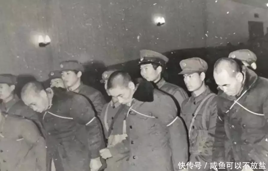 1930年，6名红军执法老队员在一面馆被害，20年后才知嫌疑犯是造假者小宝宝半夜醒来“爸爸你压着爸爸干什么”随后爸爸的回答，令人难忘(图6)