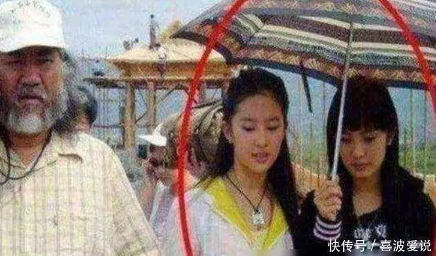 14年前她给刘亦菲撑伞，14年后成为一线明星，名气比刘亦菲大高明：与妻子恩爱63年，和儿女住在同一层楼，一到饭点家中像食堂-第3张图片