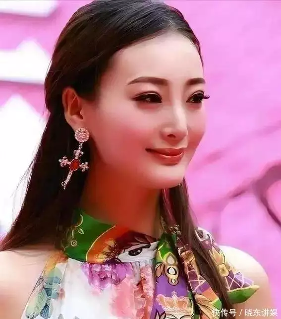 中国乳神王李丹妮再惊艳，网友直呼有点过火史上最强赌徒天团登场：区区两百人起兵，数日摧毁一个庞大王朝