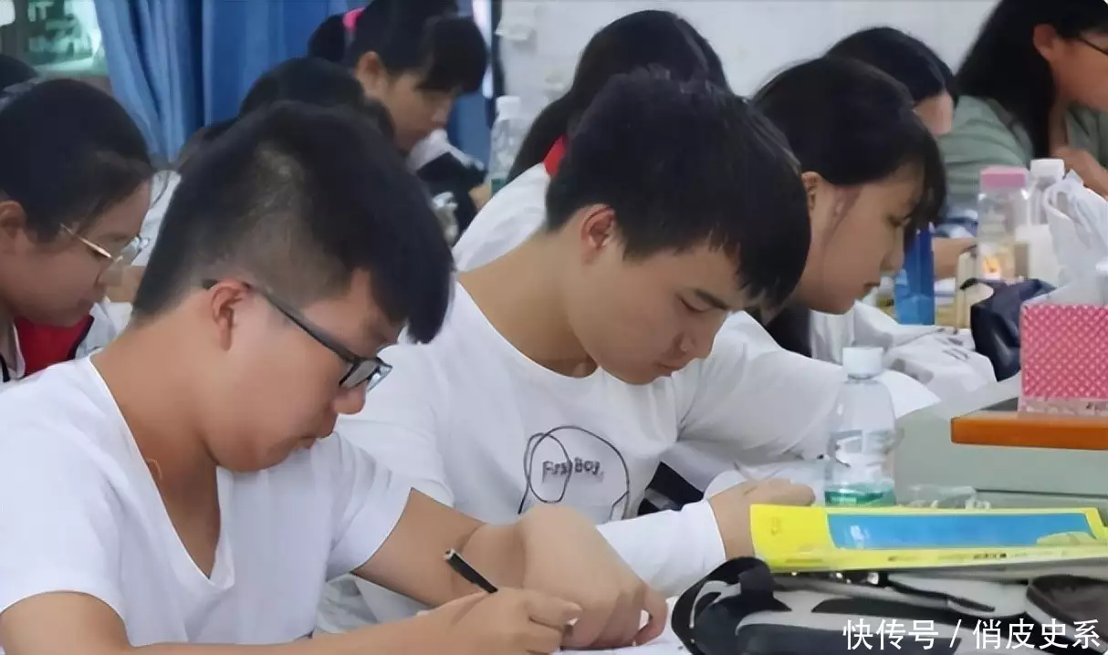 湖北男孩肖雨,高考666分拒绝武大录取,复读一年后考了多少分?著名乐评人爆料:娱乐圈大佬要毁掉刀郎演唱会,愿付双倍违约金 湖北男孩肖雨,高考666分拒绝武大录取,复读一年后考了多少分?著名乐评人爆料:娱乐圈大佬要毁掉刀郎演唱会,愿付双倍违约金