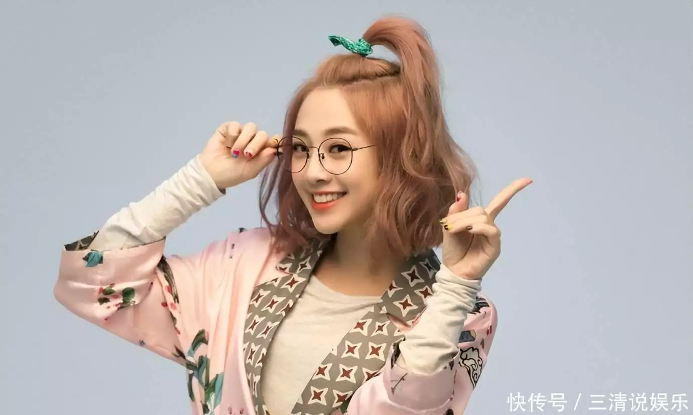 “鬼鬼”吴映洁官宣当妈，晒孩子脚丫及孕肚照，小孩生父身份不详