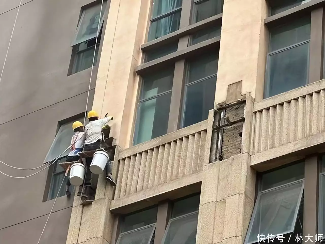 19岁大学生兼职送外卖被砖砸中身亡,业主和物业发声透露更多内情琼瑶前夫还活着,两人恩怨被扒老死不相往来,原来最爱的人不是他 19岁大学生兼职送外卖被砖砸中身亡,业主和物业发声透露更多内情琼瑶前夫还活着,两人恩怨被扒老死不相往来,原来最爱的人不是他