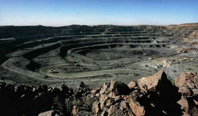 【位于内蒙古的白云鄂博矿是全球最大的稀土矿】同时，中国在稀土精炼领