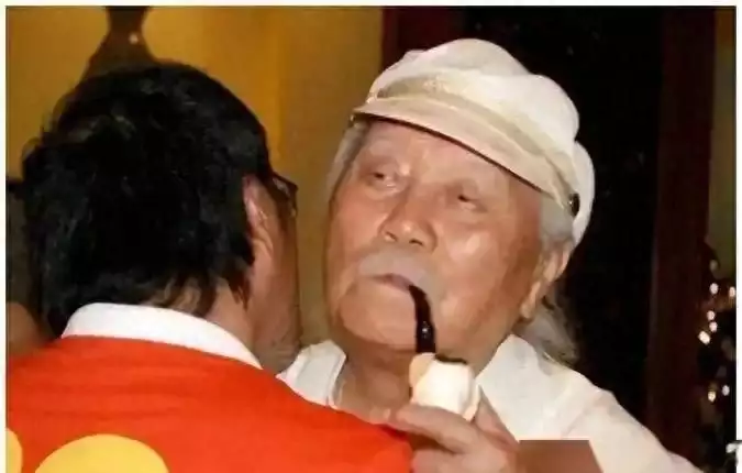 这个人就是他的父亲房道龙，他的一生充满了传奇，年轻时甚至还是国民党