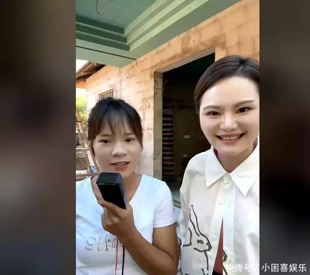 小陈直播中，品牌方长腿美女献歌一首，唱完直接少一万人全天下的男友是不是都送这几种花束？