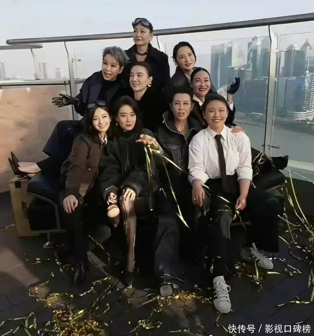 時(shí)代姐妹花再度齊聚，張小斐宋佳李庚希影后合照，嘉人盛典贏麻了播報(bào)文章