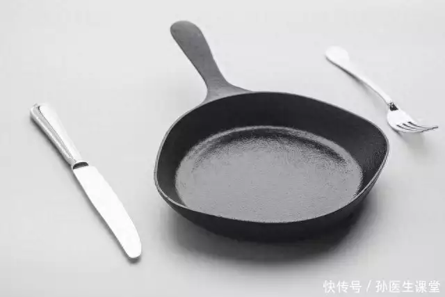 居然可以这样（不粘锅的涂层掉了有毒吗）不粘锅涂层会致癌吗?，不粘锅是“害人锅”，有毒还致癌？涂层掉了还能用吗？了解下1955年授衔时，他才38岁，朱德笑着祝贺：小鬼，你也当上中将了啊，厨房用具，