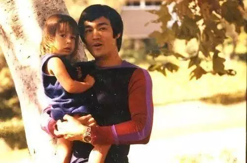 功夫巨星李小龙之女李香凝,在父亲离世48年后,如今的境遇怎样?法院裁定:“龙猪-集车”自媒体因诋毁比亚迪被判赔201.87万元 功夫巨星李小龙之女李香凝,在父亲离世48年后,如今的境遇怎样?法院裁定:“龙猪-集车”自媒体因诋毁比亚迪被判赔201.87万元