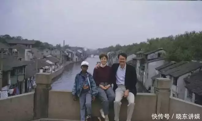 侃爷带4娃来中国，老婆多套性感穿着，网友：收敛了但没完全收！北纬30°科幻电影周专访特效大师约翰·休斯：AI为艺术家提供新创作工具 但会减少工作岗位