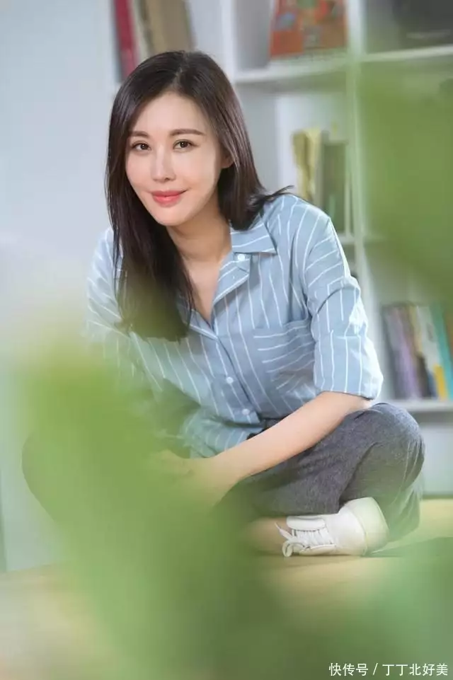田朴珺终于不是“贵族”打扮,穿条纹衬衫+阔腿裤,简约又高级向佐回应造型争议:在娱乐圈就应该娱乐大家,感慨终于活出自己 田朴珺终于不是“贵族”打扮,穿条纹衬衫+阔腿裤,简约又高级向佐回应造型争议:在娱乐圈就应该娱乐大家,感慨终于活出自己