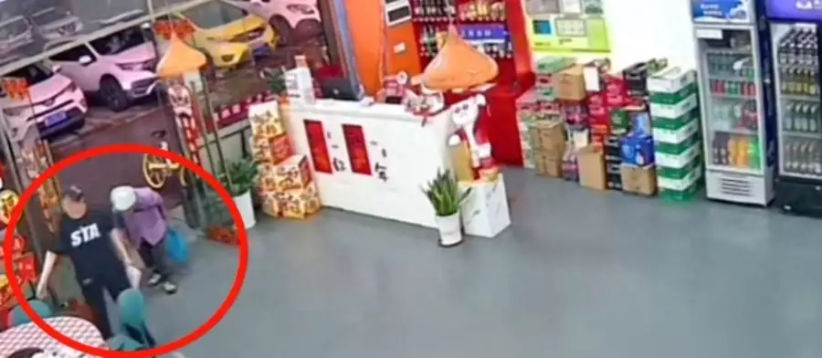 速看（女孩上班狂奔）女孩上班被拍爆笑，女孩上班时躲在角落偷偷哭泣，老板查监控后：升职！发奖金！越来越多人突然猝死，医生忠告：猝死前，身体会发出3个信号，网络监控，