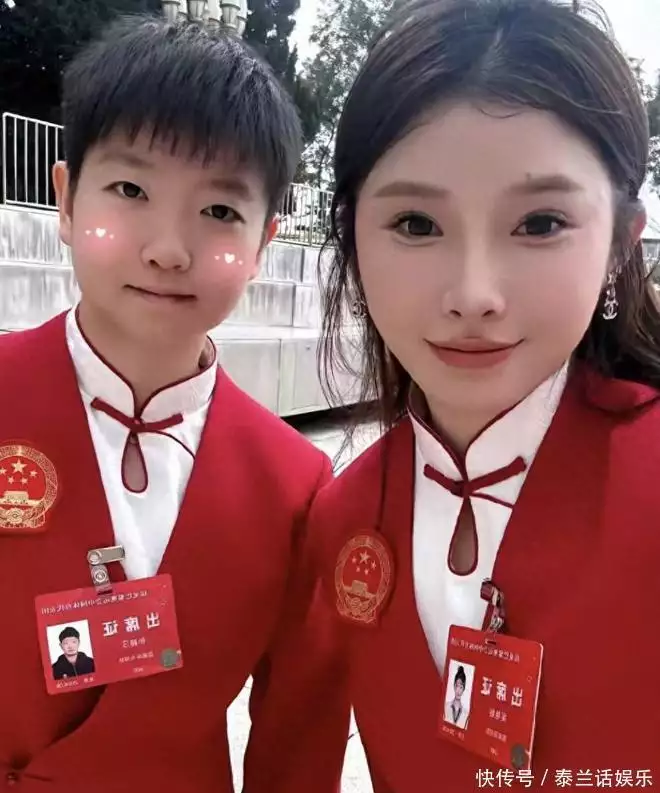 凤凰体育：吴艳妮晒大学照，“钻石肚脐”成亮点，网友：都没人愿意跟你合照播报文章 未分类 第2张