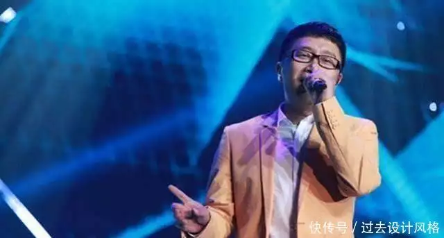 靠《两只蝴蝶》狂赚2000万的庞龙，为何突然被打入冷宫，了无音频？雷蛇黄一鸣牵手照，黄一鸣挺着大孕肚，挑选儿童教育用品！