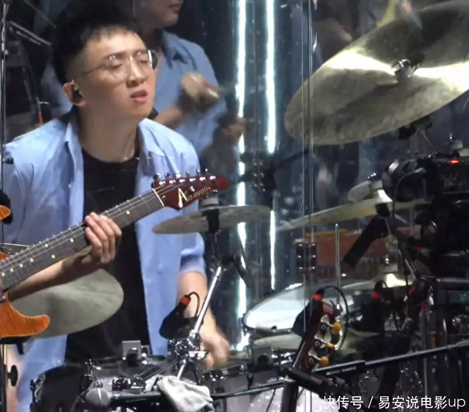 新奥彩资料免费最新版,绝了!刀郎广州演唱会“小方爷”因打鼓轮冒烟火出圈！网友：加鸡腿播报文章