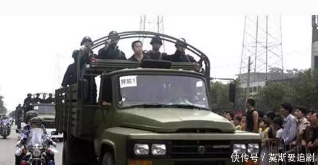 90年代的黑帮传奇人物,5年赚一亿,带200小弟跨区抢寨外宝宝半夜醒来“爸爸你压着爸爸干什么”随后爸爸的回答,令人难忘(图5) 90年代的黑帮传奇人物,5年赚一亿,带200小弟跨区抢寨外宝宝半夜醒来“爸爸你压着爸爸干什么”随后爸爸的回答,令人难忘(图5)