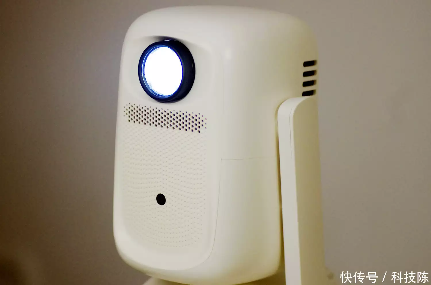 iphone有线投影到电脑_投影仪亮度260CVIA_大眼橙C2 Air高亮版评测