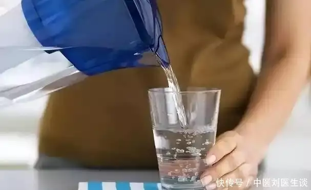 早上空腹喝水是好还是不好？提醒：早上不能喝的3种水，别弄错了