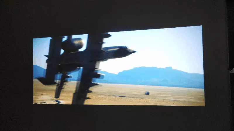 大眼橙C2 Air高亮版评测_投影仪亮度260CVIA_iphone有线投影到电脑