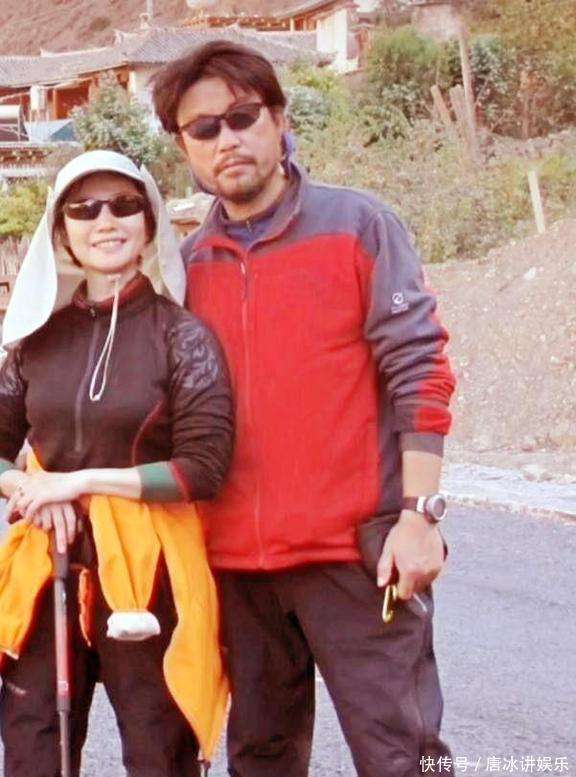 央视主持徐莉晒田园生活，和二婚老公住北京别墅，院子大的像公园