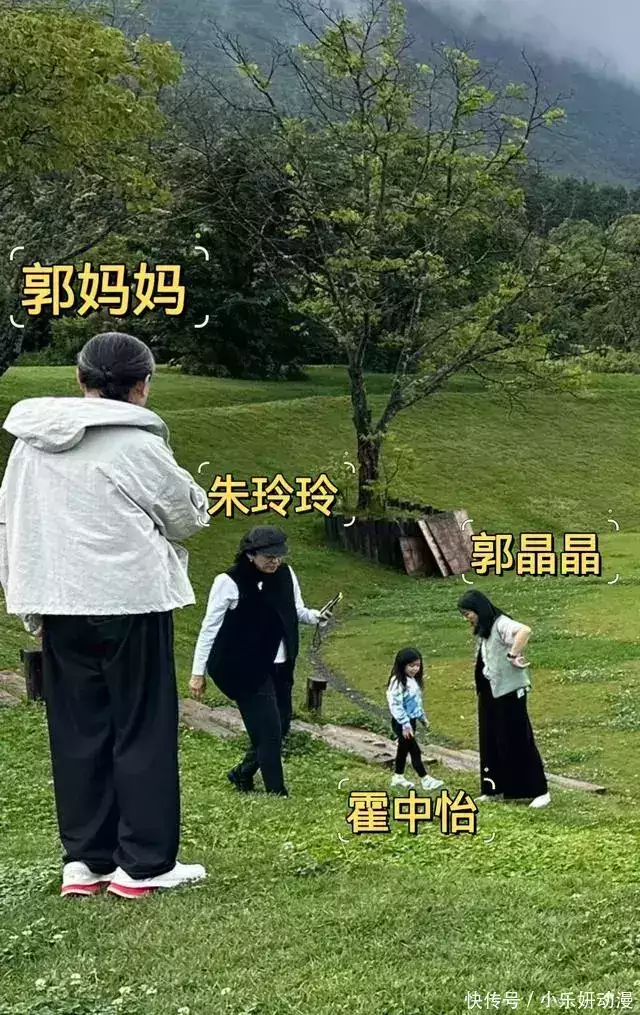 南宫体育：郭晶晶夫妻俩打卡羽毛球赛！亲身参与高兴地像个孩子，大合影C位出镜尽显地位播报文章 未分类 第14张