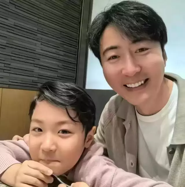 同样是和儿子拍婚纱照,韩星蔡琳被全网夸,董洁却被骂心理变态!羽绒服搭配阔腿裤过时了吗?看完10套穿搭对比图示范,你就有答案 同样是和儿子拍婚纱照,韩星蔡琳被全网夸,董洁却被骂心理变态!羽绒服搭配阔腿裤过时了吗?看完10套穿搭对比图示范,你就有答案