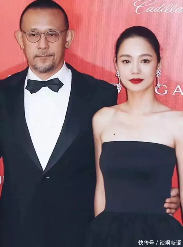 赵本山头发花白、坐着轮椅，拍摄姜文的新电影，老当益壮精神抖擞希特勒和将军们一起吃饭一直表情严肃的坐在中间！