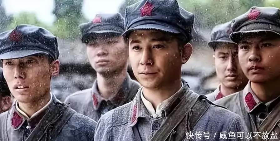 1930年，6名红军执法老队员在一面馆被害，20年后才知嫌疑犯是造假者小宝宝半夜醒来“爸爸你压着爸爸干什么”随后爸爸的回答，令人难忘(图2)