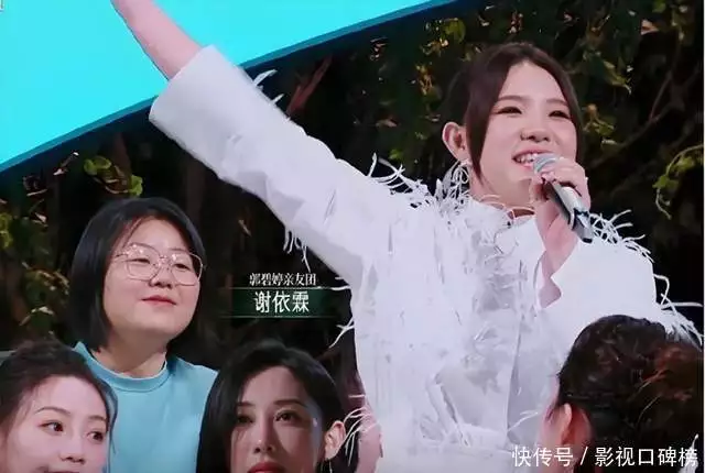 時(shí)代姐妹花再度齊聚，張小斐宋佳李庚希影后合照，嘉人盛典贏麻了播報(bào)文章