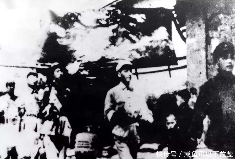 1930年，6名红军执法老队员在一面馆被害，20年后才知嫌疑犯是造假者小宝宝半夜醒来“爸爸你压着爸爸干什么”随后爸爸的回答，令人难忘(图5)