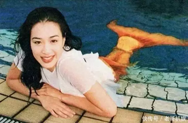 钟丽缇与女儿们拍大片，一个比一个美，如同姐妹三个！难怪还想生范伟的问题有多大？别觉得人家是老实人，当年坑人的事情真没少干