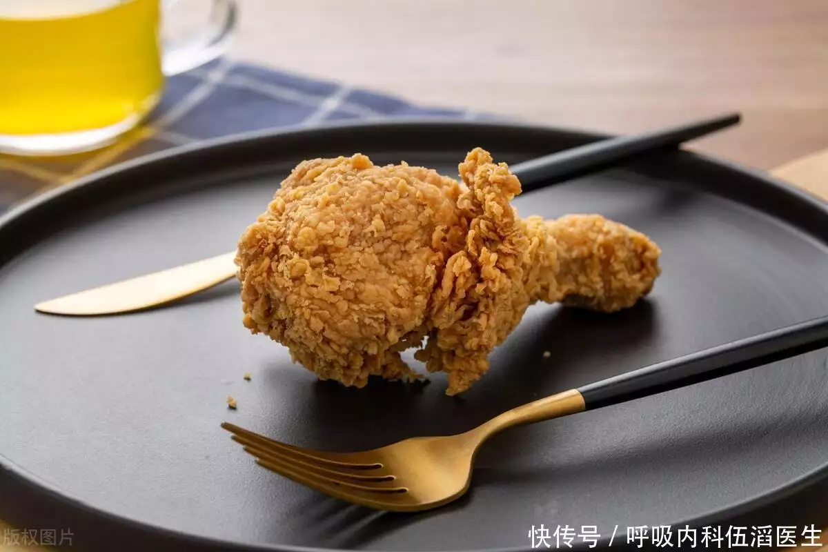 比如，当你在外面享用一份香脆的炸鸡套餐时，其中的高热量和高脂肪含量