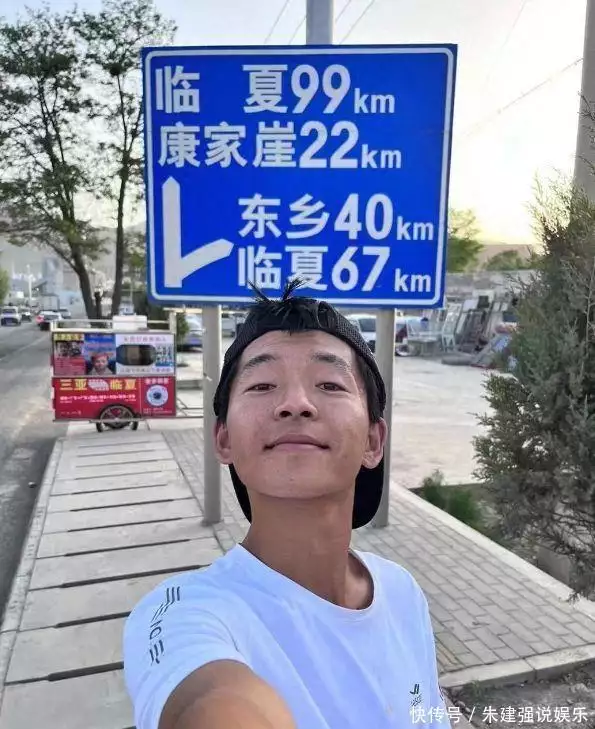 26岁小伙子登山从海南走到甘肃老家：出发前负债2万，每天现场直播赚2000当年他用1400张照片，烧掉刘嘉玲、谢霆锋和谢霆锋，现在怎么样了