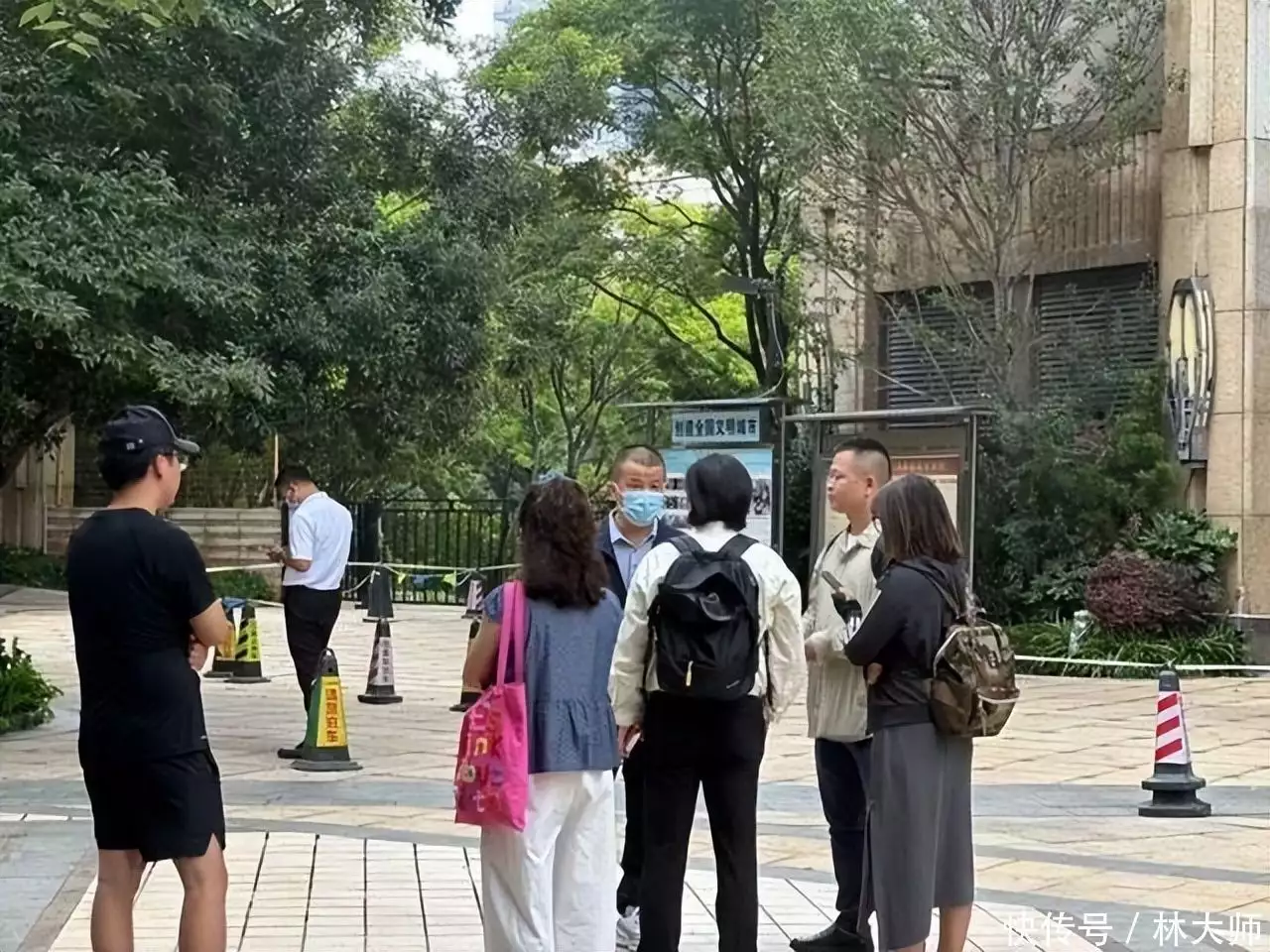 19岁大学生兼职送外卖被砖砸中身亡,业主和物业发声透露更多内情琼瑶前夫还活着,两人恩怨被扒老死不相往来,原来最爱的人不是他 19岁大学生兼职送外卖被砖砸中身亡,业主和物业发声透露更多内情琼瑶前夫还活着,两人恩怨被扒老死不相往来,原来最爱的人不是他