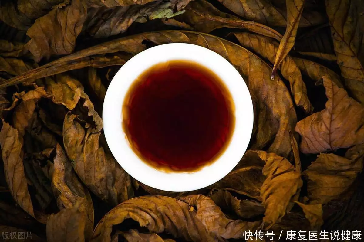 入秋后，医生建议少喝绿茶，多喝3种茶叶，茶性温和益处多秋瓷炫亲公公脸颊！这家人真的缺少边界感，婆婆调皮吐舌引热议-第4张图片-福建名茶