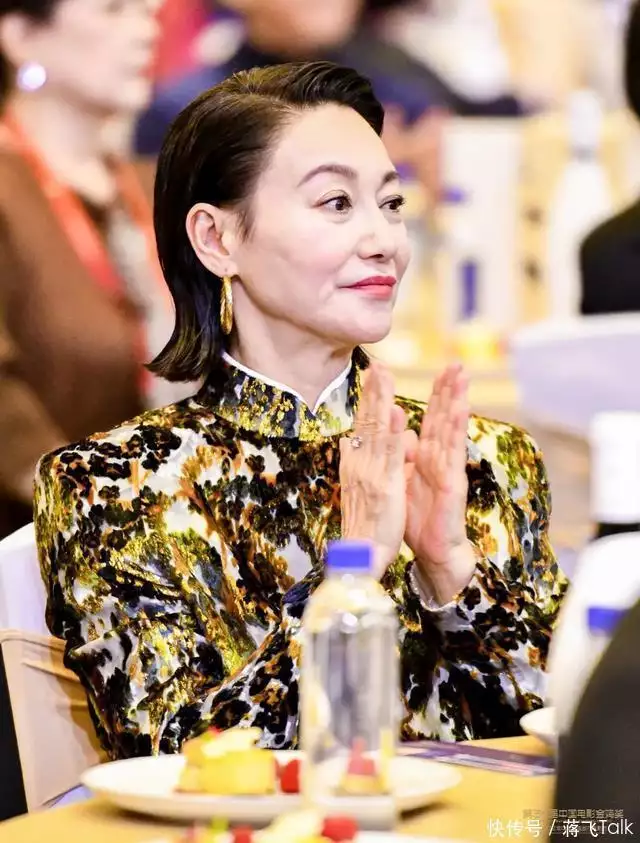 金鸡百花电影节今晚在厦开幕,李雪健惠英红“点亮金鸡”在沙漠中遇到渴死的骆驼,为什么不能碰?碰了后果很严重吗? 金鸡百花电影节今晚在厦开幕,李雪健惠英红“点亮金鸡”在沙漠中遇到渴死的骆驼,为什么不能碰?碰了后果很严重吗?