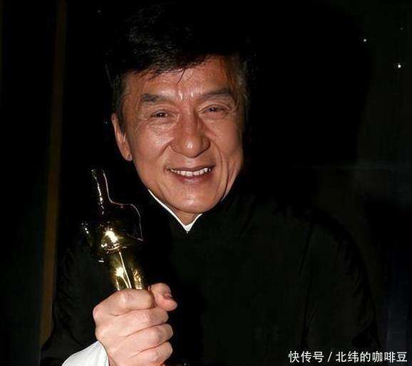 71岁成龙老了，昔日帅气容颜早已不在