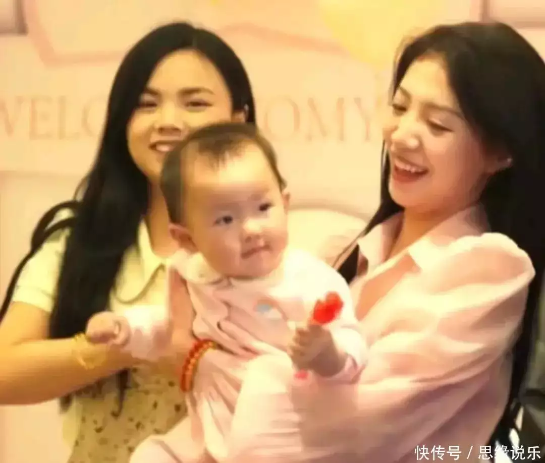 王思聪疑似女儿接广告赚11万,赚钱能力令人惊叹! 王思聪疑似女儿接广告赚11万,赚钱能力令人惊叹!